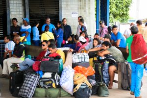 Migrantes venezuelanos aguardam na fronteira, em Pacaraima (RR). (Foto: Leonardo Medeiros)