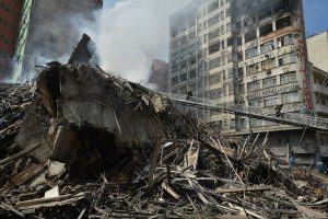 Edifício Wilton Paes de Almeida desaba após incêndio em São Paulo