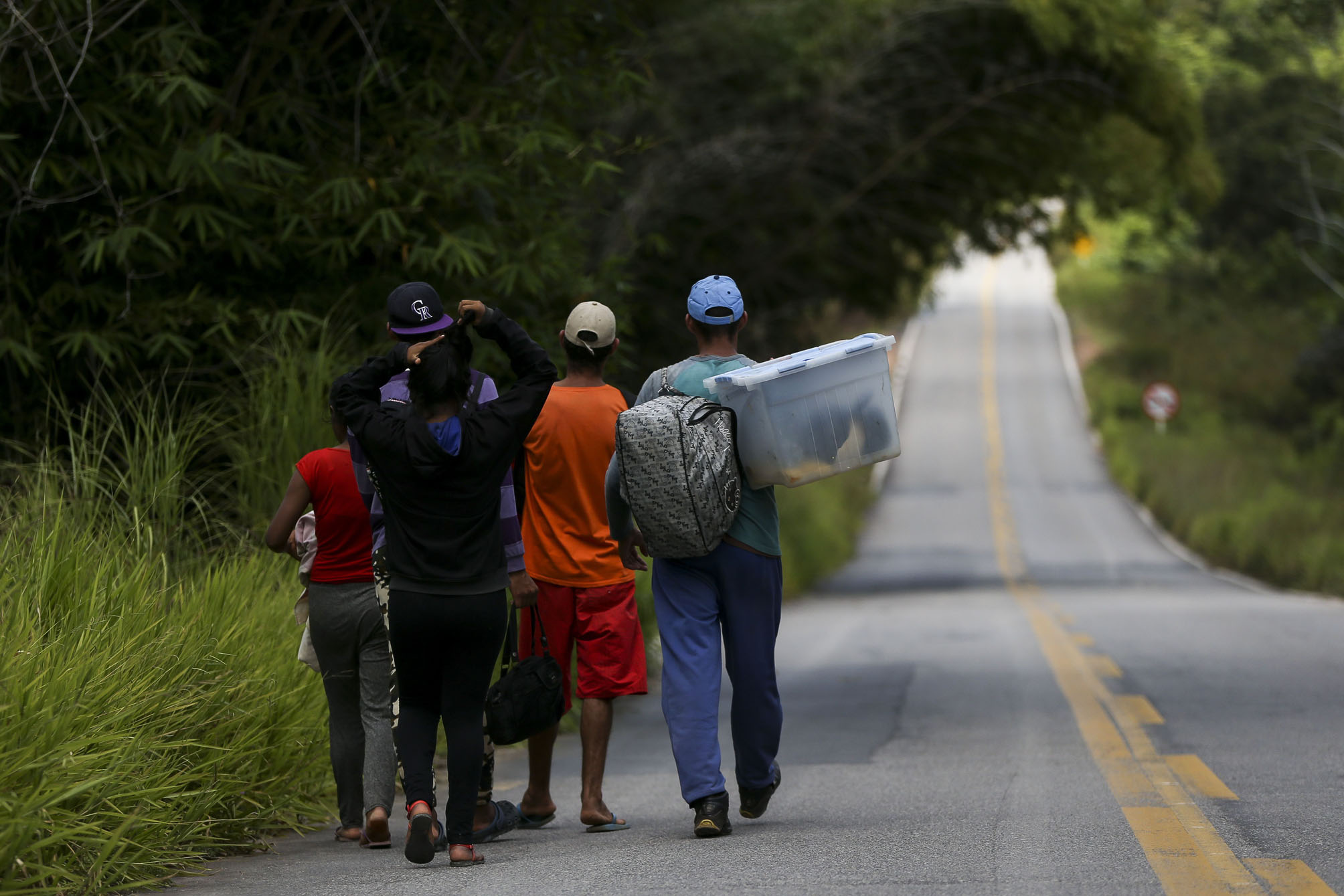 Grupo de migrantes venezuelanos percorre a pé o trecho de 215 km entre as cidades de Pacaraima e Boa Vista (Foto: Marcelo Camargo/Ag. Brasil)