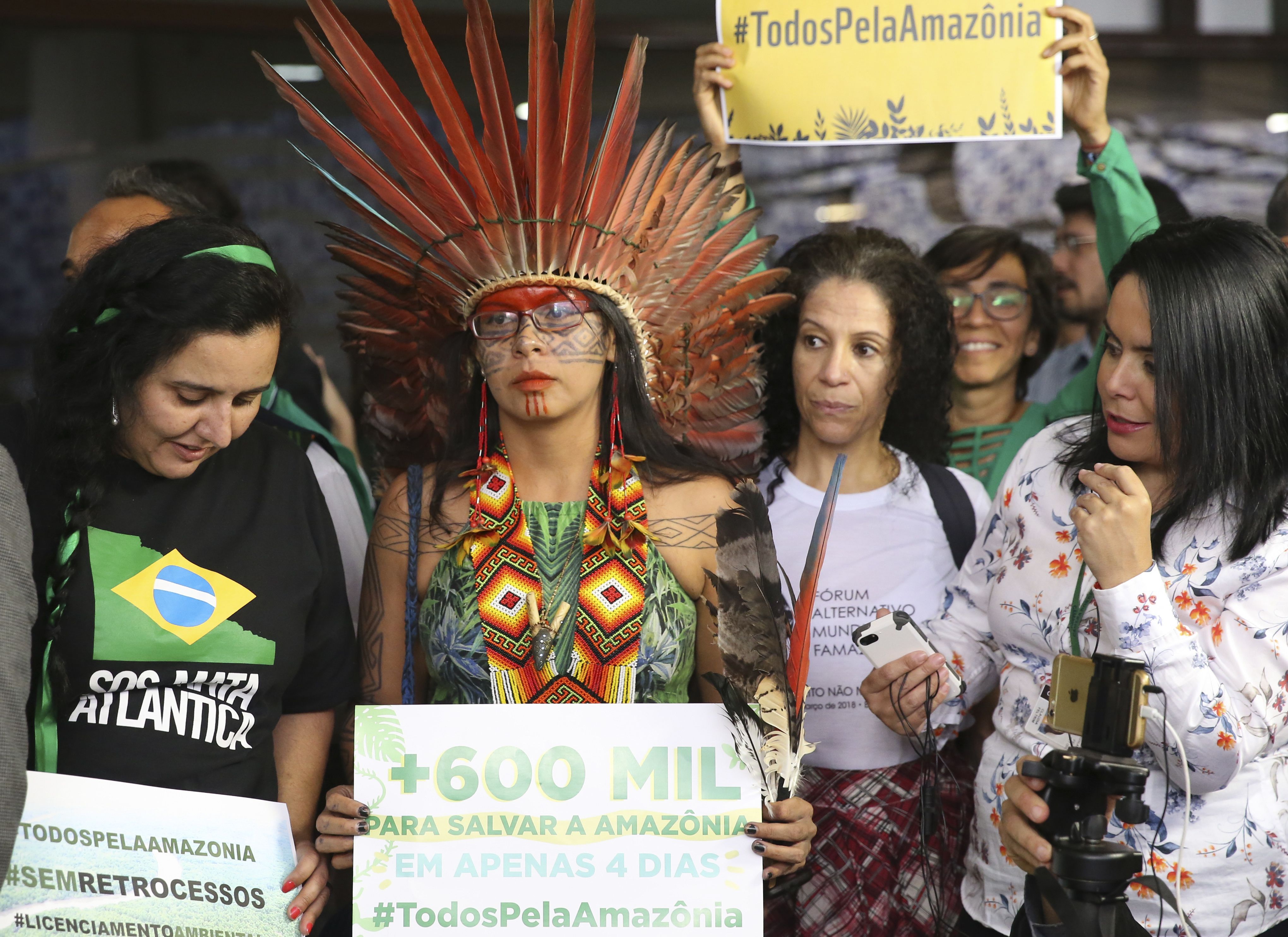 Defensores ambientais realizam ato na Câmara dos Deputados em protesto ao decreto que extinguiu a Renca 
(Foto: José Cruz/Agência Brasil - 30/08/201)