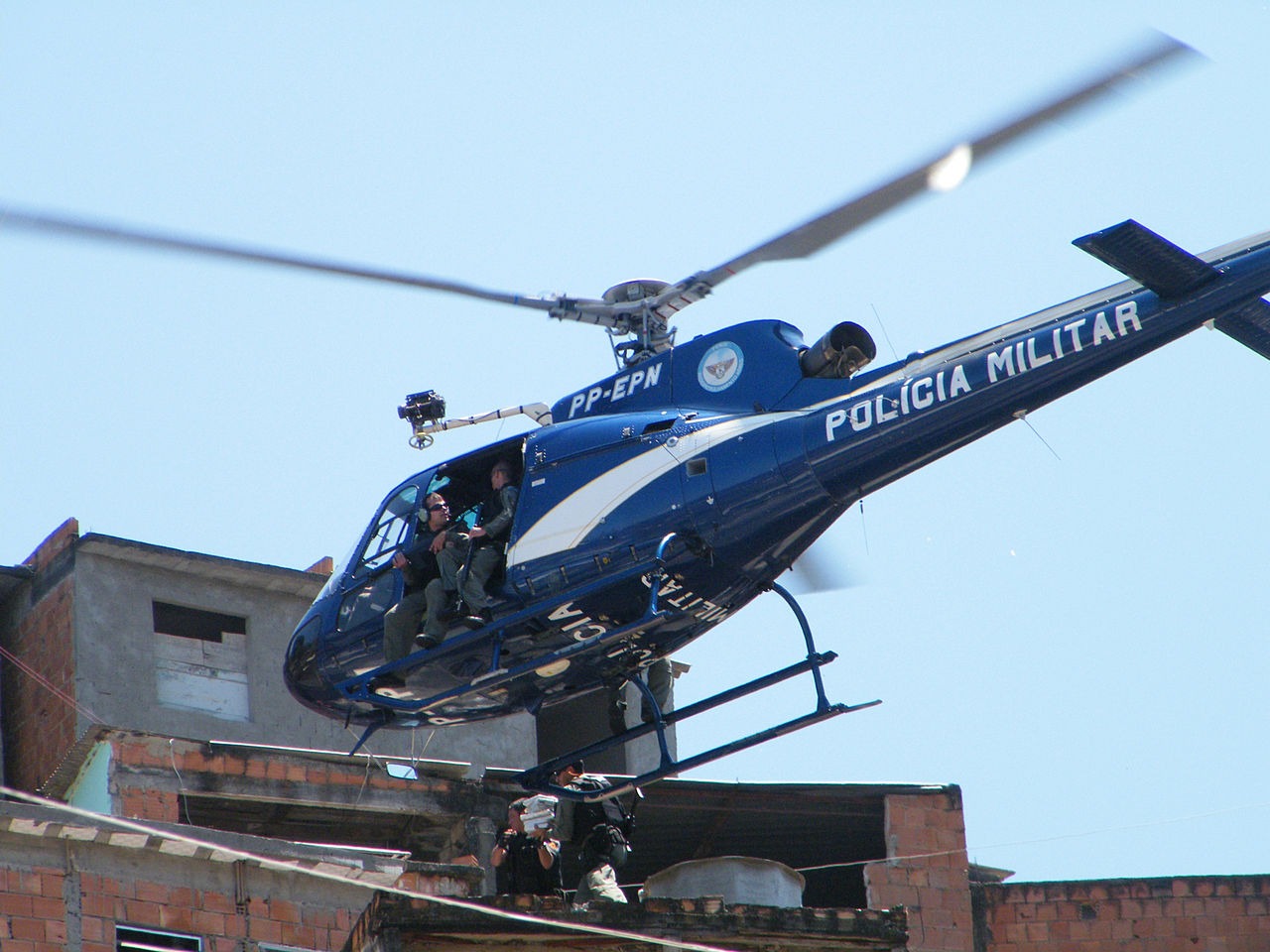 Rio de Janeiro Military Police helicopter hovers over the Alemão favela complex in an
operation carried out in 2010 (Vladimir Platonov/ABr)
