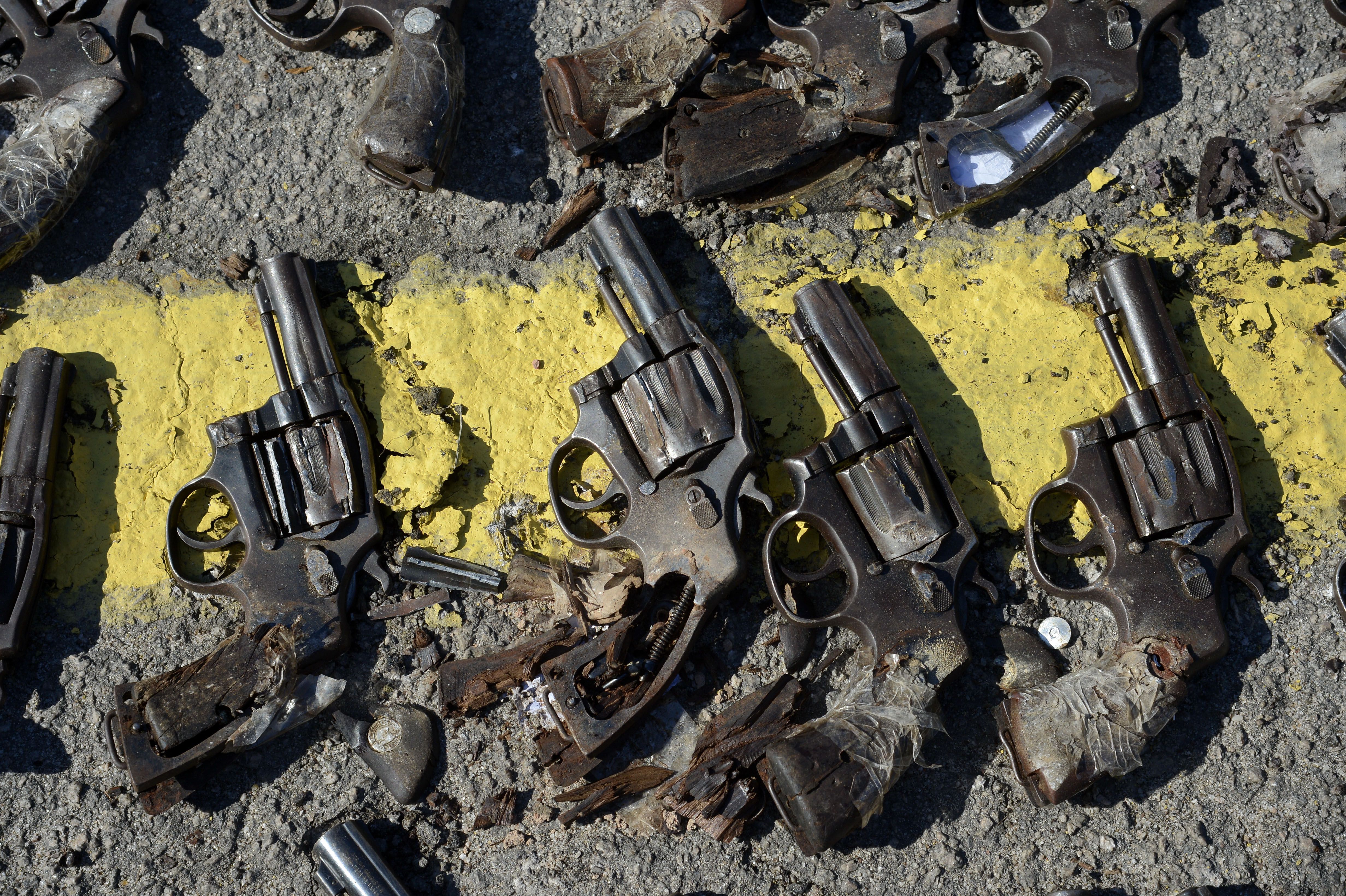 Obsolete and unusable weapons taken to be destroyed by the Army. Photo: Tânia Rego/Agência Brasil)