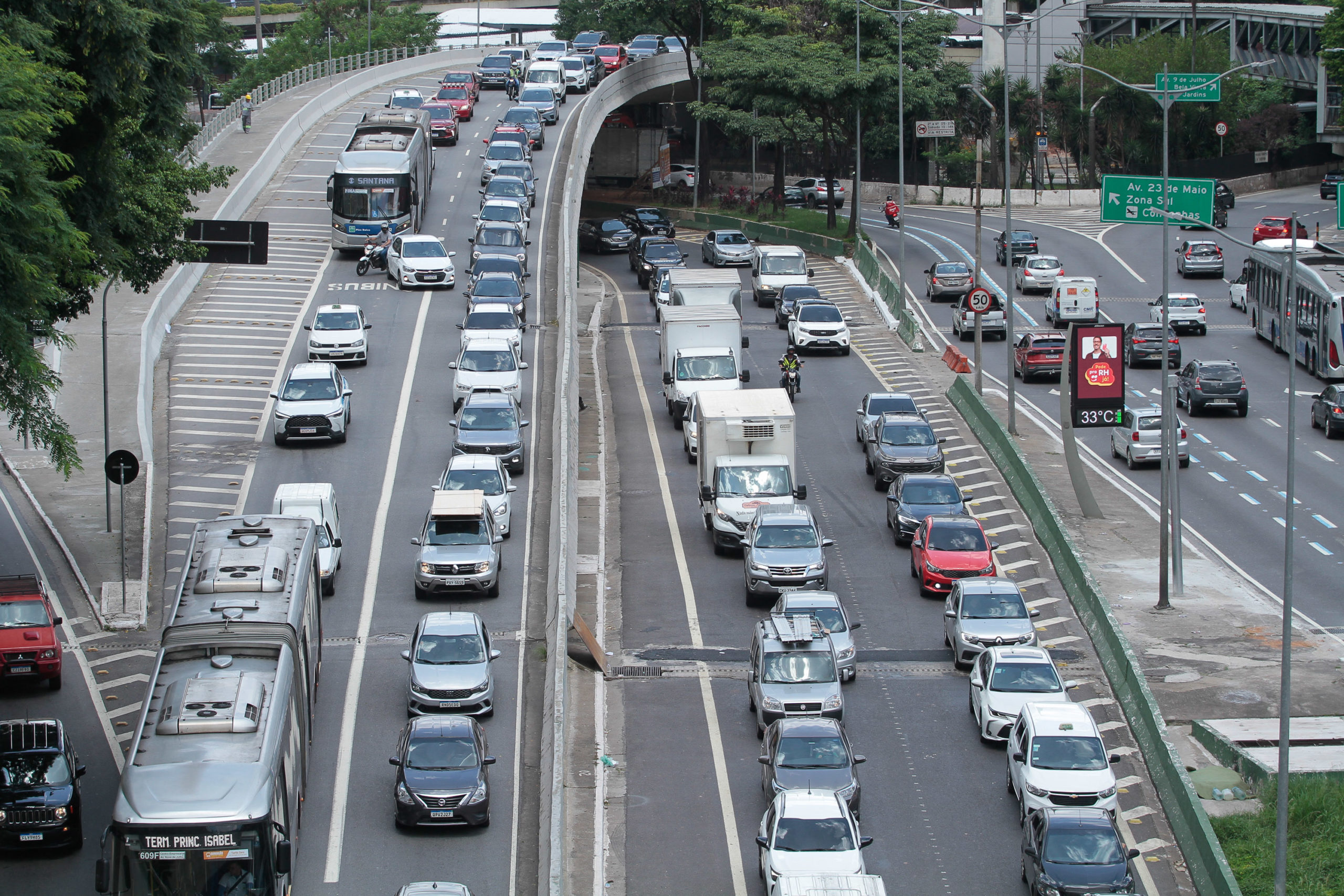 Vehicles are moving intensely along the North-South corridor in the central region of São Paulo, Brazil, on Monday, March 4. (Photo by Bruno Escolastico Sousa Silva/NurPhoto) (Photo by Bruno Escolastico Sousa Silva / NurPhoto via AFP)