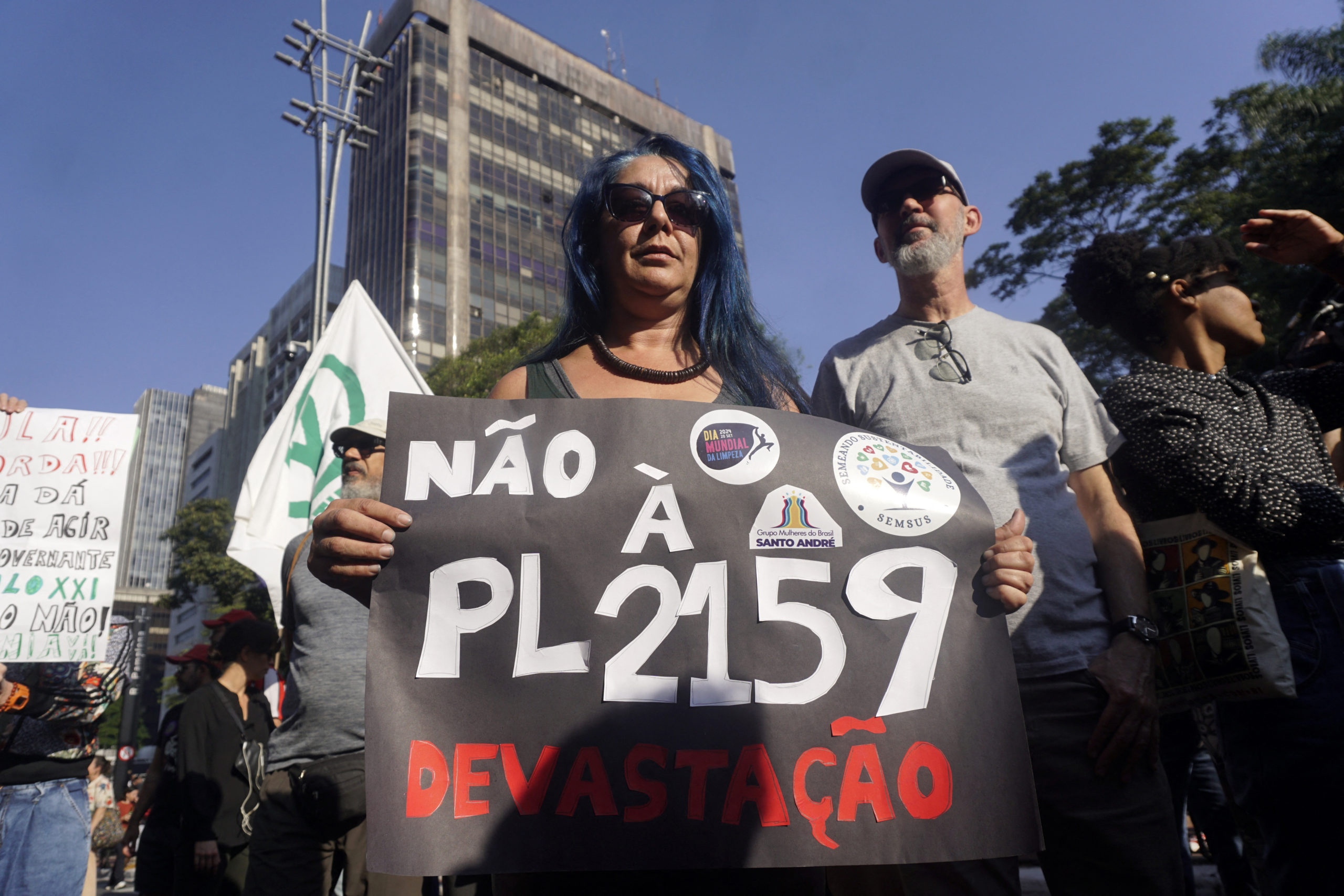 Protesto em São Paulo contra mudanças no licenciamento ambiental e impactos sobre direitos indígenas. Foto: Miguel Schincariol/AFP.
